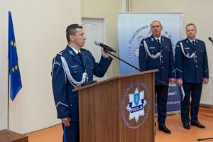 Uroczysta zbiórka z okazji zdania i objęcia obowiązków na stanowisku wiceszefa buskich policjantów