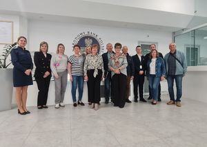 Seniorzy, policjanci i pracownicy cywilni skarżyskiej komendy wspólnie szkolili się w NBP w Kielcach.