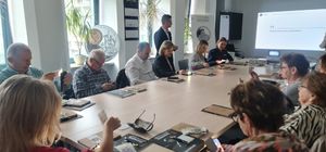 Seniorzy, policjanci i pracownicy cywilni skarżyskiej komendy wspólnie szkolili się w NBP w Kielcach.
