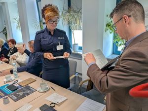 Seniorzy, policjanci i pracownicy cywilni skarżyskiej komendy wspólnie szkolili się w NBP w Kielcach.