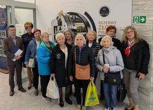 Seniorzy, policjanci i pracownicy cywilni skarżyskiej komendy wspólnie szkolili się w NBP w Kielcach.