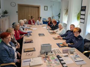 Seniorzy, policjanci i pracownicy cywilni skarżyskiej komendy wspólnie szkolili się w NBP w Kielcach.