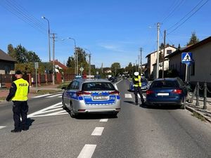 rozbite auto, radiowóz i policjant