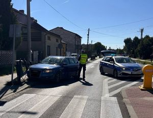 rozbite auto, radiowóz i policjant
