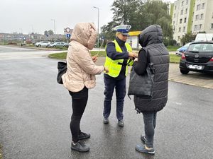 Koneccy policjanci zachęcali do noszenia odblasków