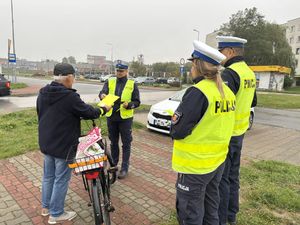 Koneccy policjanci zachęcali do noszenia odblasków