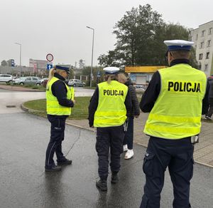 Koneccy policjanci zachęcali do noszenia odblasków