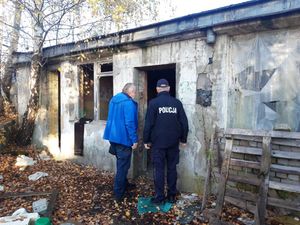 policjanci podczas patrolu opuszczonych budynków