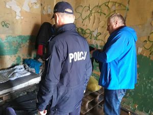 policjanci podczas patrolu opuszczonych budynków