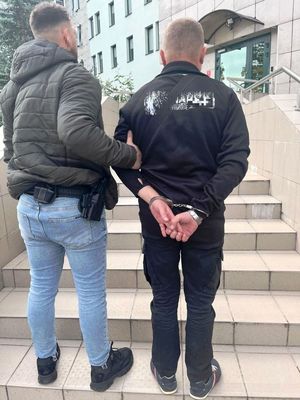 zatrzymany w asyście policjanta