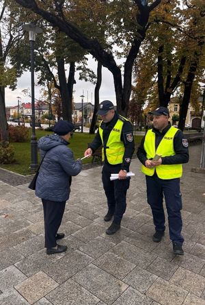 Noszenie odblasków z konecką policją