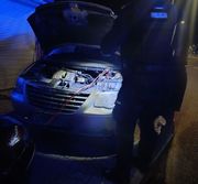 policjanci pomagający kobiecie uruchomić auto