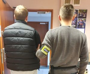 osoba zatrzymana w asyście policjanta
