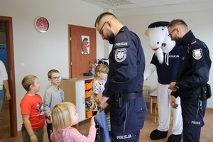policjanci rozdają odblaski