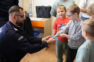 policjanci rozdają odblaski