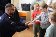 policjanci rozdają odblaski