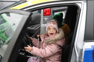 policjanci rozdają odblaski