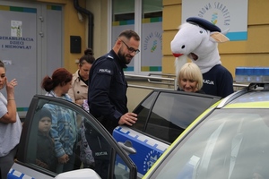policjanci rozdają odblaski