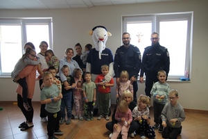 policjanci rozdają odblaski