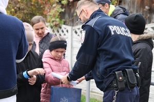 policjanci rozdają odblaski