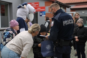 policjanci rozdają odblaski