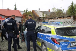policjanci rozdają odblaski