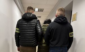 zatrzymany w asyście policjantów