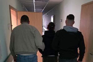 zatrzymani w asyście policjantów