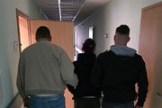 zatrzymani w asyście policjantów