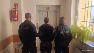 zatrzymany w asyście policjantów