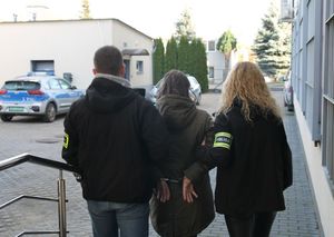 zatrzymana w asyście policjantów