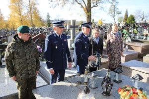 policjanci na grobach poległych funkcjonariuszy