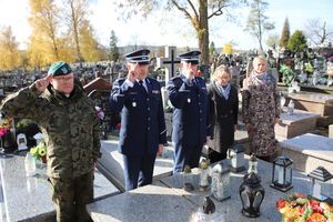 policjanci na grobach poległych funkcjonariuszy