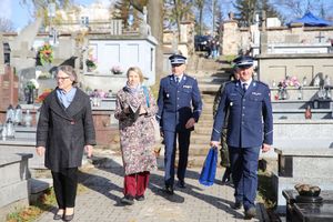 policjanci na grobach poległych funkcjonariuszy