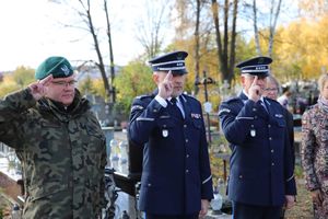 policjanci na grobach poległych funkcjonariuszy