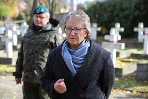 policjanci na grobach poległych funkcjonariuszy