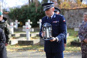 policjanci na grobach poległych funkcjonariuszy