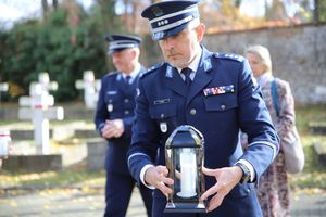 policjanci na grobach poległych funkcjonariuszy
