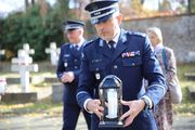 policjanci na grobach poległych funkcjonariuszy