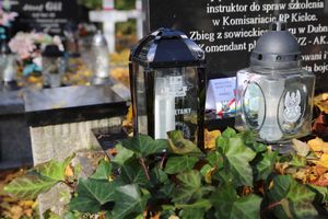 policjanci na grobach poległych funkcjonariuszy