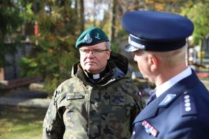 policjanci na grobach poległych funkcjonariuszy