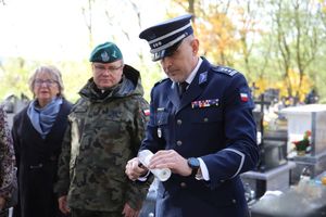 policjanci na grobach poległych funkcjonariuszy