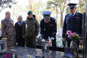 policjanci na grobach poległych funkcjonariuszy