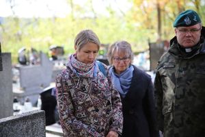 policjanci na grobach poległych funkcjonariuszy