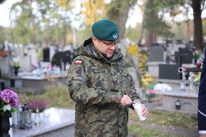 policjanci na grobach poległych funkcjonariuszy