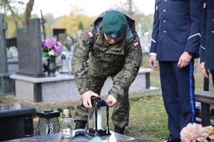 policjanci na grobach poległych funkcjonariuszy