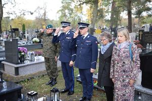 policjanci na grobach poległych funkcjonariuszy