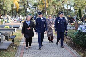 policjanci na grobach poległych funkcjonariuszy