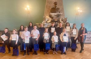 uczestnicy uroczystości wręczenia nagród