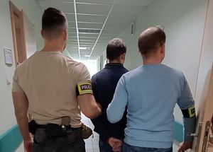zatrzymany wa asyście policjantów